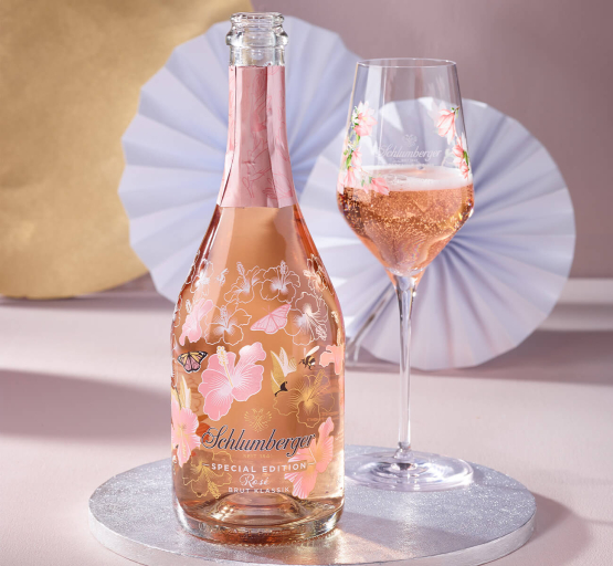 Schlumberger Spring Edition neben gefülltem Glas