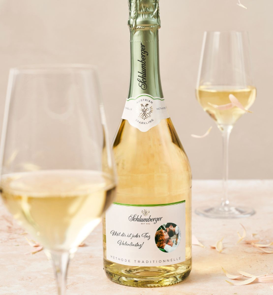 Image Bild Grünver Veltliner personalisiert mit Bild am Tisch mit zwei Gläsern