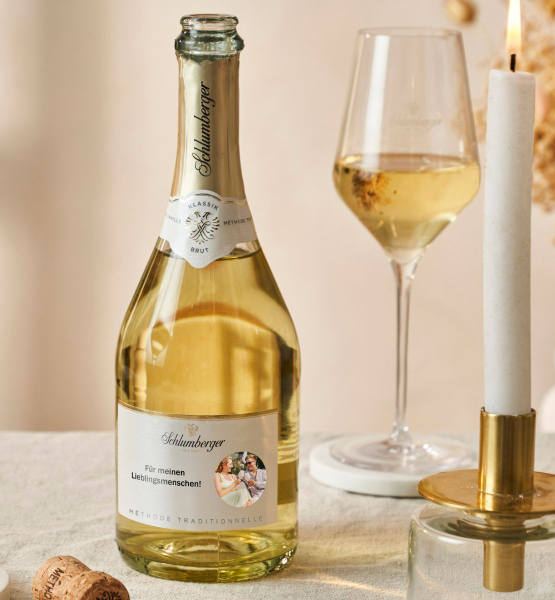 Image Bild Sparkling Range personalisiert mit Bild, Glas und Kerze stehen ebenso am Tisch