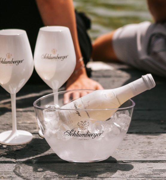12 Flaschen 0,2L Schaumwein und zwei Piccolo Kühler