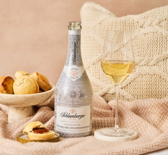 White Ice Secco Winter Edition mit gefülltem Glas und Scones auf einer Decke