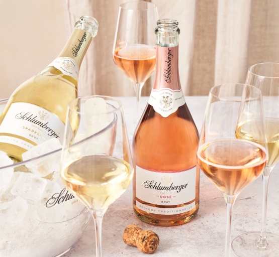 Sparkling Brut und Rose stehen am Tisch mit Gläser