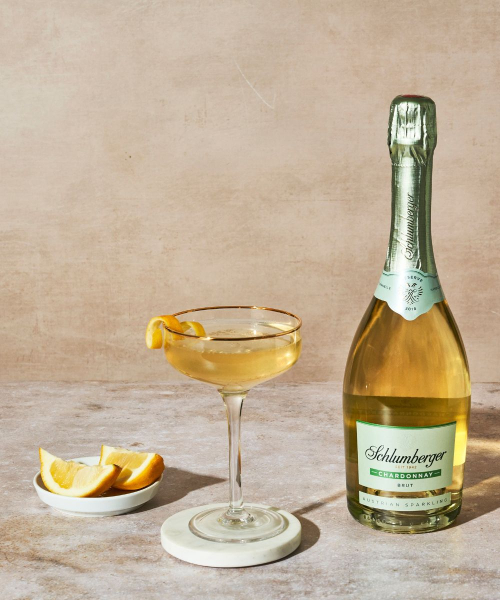 Dutch 75 Drink mit Genever Twist in Champagnerschale