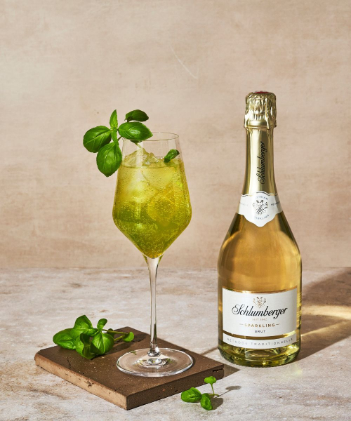 Basil Spritz serviert im Weinglas