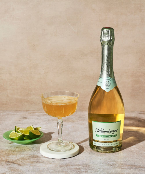 Sparkling Caribbean Drink in einer Champagnerschale