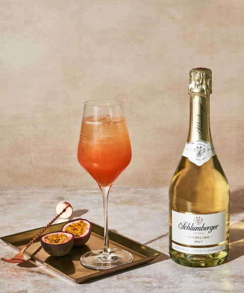 Sparkling Pornstar Drink steht am Tisch mit einer Flasche Sparkling Brut