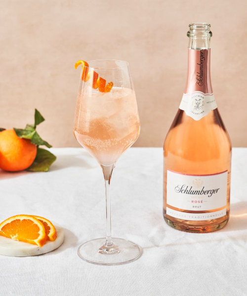 Sparkling Spring Drink serviert in einem Weinglas