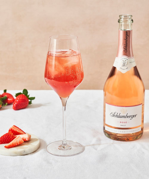 Sparkling Strawberry serviert in einem Weinglas