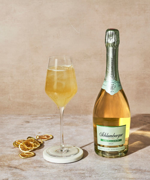 Yuzu Royal Drink serviert in einem Weinglas