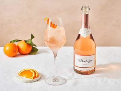 Sparkling Spring Drink serviert in einem Weinglas