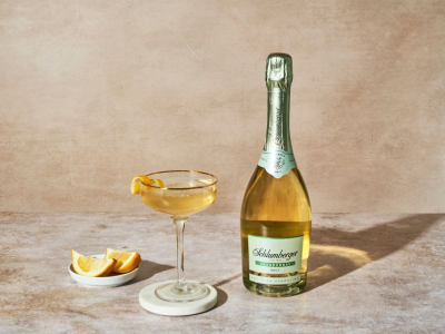Dutch 75 Drink mit Genever Twist in Champagnerschale