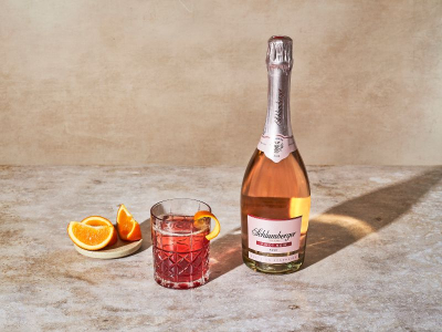 Negroni Spagliato serviert in einem Tumbler Glas