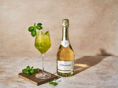 Basil Spritz serviert im Weinglas
