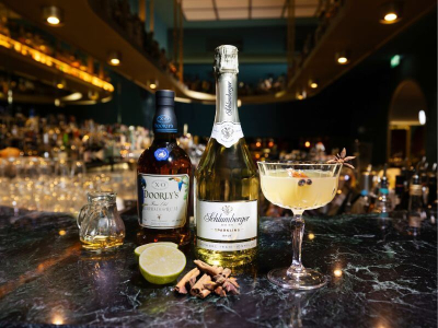 Sparkling Winter Dream Drink mit Schlumberger Sparkling Flasche auf Bartheke