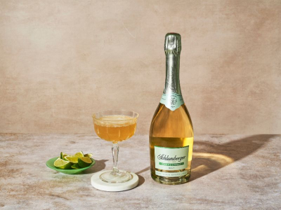 Sparkling Caribbean Drink in einer Champagnerschale