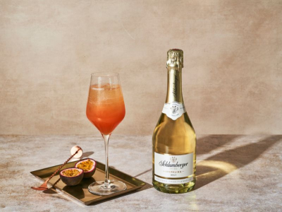 Sparkling Pornstar Drink auf einem Tisch mit Schlumberger Sparkling Brut Flasche