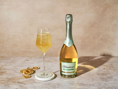 Yuzu Royal Drink serviert in einem Weinglas