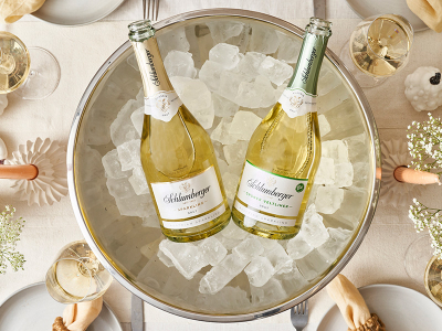 Zwei Flaschen Schlumberger Sekt in einem Kübel mit Eis.