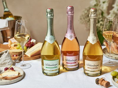 Drei Flaschen Schlumberger Sekt auf einem gedeckten Tisch