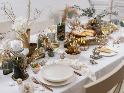 Gedeckte Weihnachtstafel mit Sekt und Kuchen