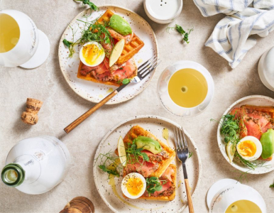 Sektfruehstueck mit Waffeln und Avocado