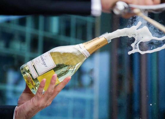 Die Kunst des Öffnens mit einem Champagnersäbel