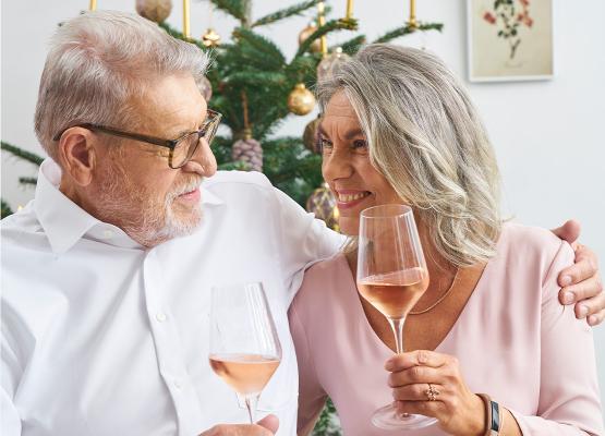 Älteres Paar genießt die Zweisamkeit und ein Glas Schlumberger Rosé