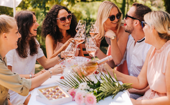 Freunde Sietzen im Garten und genießen die den Tag mit Schlumberger