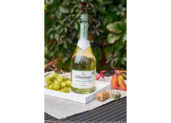 Flasche Schlumberer GV Bio im Garten