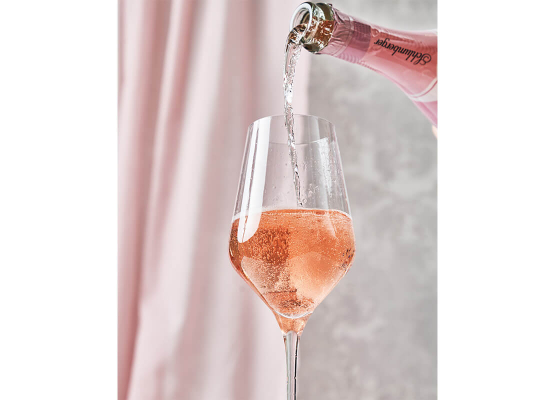 Rose Ice Secco wird eingeschenkt