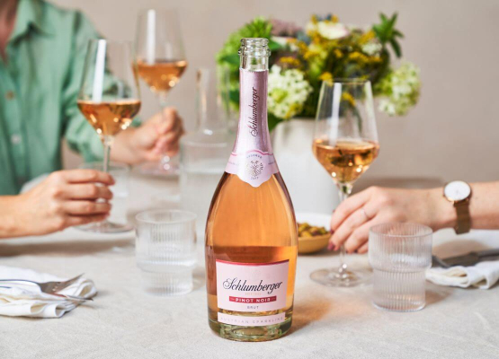 Tisch mit Pinot Noir Reserve und gefüllten Gläser