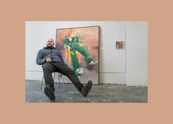 Künstler Daniel Sommer vor einem Gemälde, seinem Selbstportrait