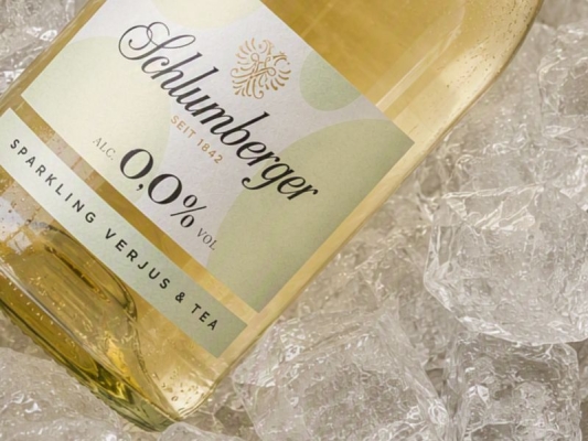 Sparking Verjus liegt in Kühler mit Eis