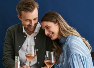 Junges Paar genießt die Zeit zu zweit und trinkt Schlumberger Rosé