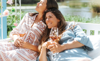 Damen genießen den Frühlingstag im Freien mit einem Glas Sekt