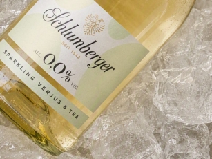 Sparking Verjus liegt in Kühler mit Eis